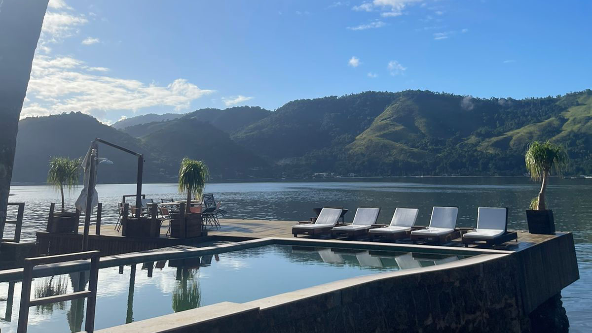 Piscina de água salgada com vista para a baía